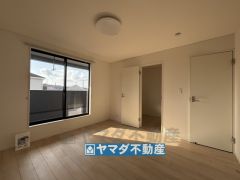 2階洋室8帖のお部屋には2.5帖の納戸があります。