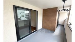 屋根のある広々としたバルコニー