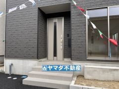 玄関横にはポストが設置されているので雨に濡れずに安心ですね。