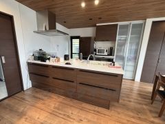 収納たっぷりシステムキッチン