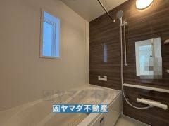 浴槽にはベンチスペースがあるので半身浴やお子様も座ることができ安心快適です