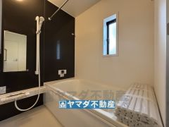 浴槽にはベンチスペースがあるので半身浴やお子様も座ることができ安心快適です