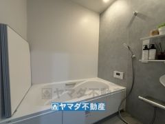 浴槽にはベンチスペースがあるので半身浴やお子様も座ることができ安心快適です