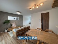 リビングには子上がりの和室があります