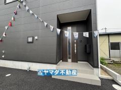 玄関横にはポストが設置されているので雨に濡れずに安心ですね。