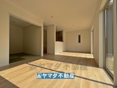 リビングの広さに加えて和室の入り口を開放すればさらに広々とした空間になります