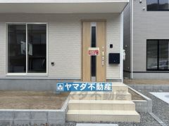 玄関横にはポストが設置されているので雨に濡れないですね