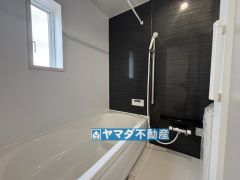 浴槽にはベンチスペースがあるので半身浴やお子様も座ることができ安心快適です