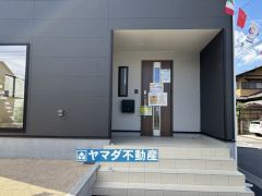 玄関横にはポストが設置されているので雨に濡れずに安心ですね。