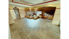 ソファー席のある広々としたロビーはお客様を気持ちよく迎えられる上品な共有スペースとなっております。