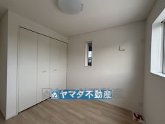 2階洋室5帖のお部屋です。