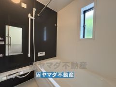 浴槽にはベンチスペースがあるので半身浴やお子様も座ることができ安心快適です