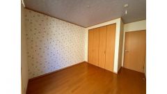 洋室5.6帖のお部屋です。