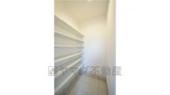 季節用品など色々なアイテムを収納できるシューズクロークのある玄関。