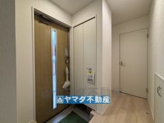 玄関には充実した収納棚があります