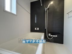 浴室には窓があり、浴槽にはベンチスペースがあるので半身浴やお子様も座ることができ安心快適です