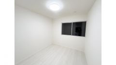 南向きの窓がある東側2階洋室6帖のお部屋です。