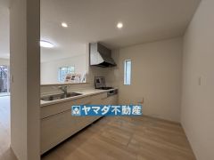 キッチンからリビングにいるお子様の様子も確認できますね。