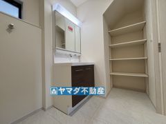 三面鏡タイプの洗面台、可動式収納棚完備