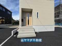 玄関横にはポストが設置されているので雨に濡れずに安心ですね。
