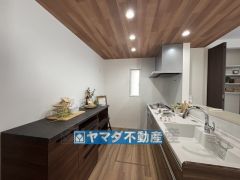 収納豊富なシステムキッチン