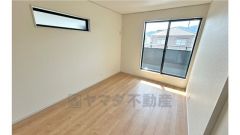 バルコニーに面した洋室のお部屋です。