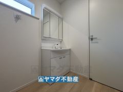 三面鏡タイプだから朝の準備も効率的ですね
