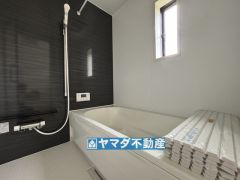 浴槽にはベンチスペースがあるので半身浴やお子様も座ることができ安心快適です