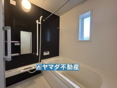 浴槽にはベンチスペースがあるので半身浴やお子様も座ることができ安心快適です