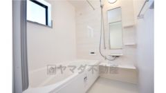 ゆったりとしたバスタブ