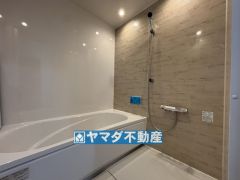 浴槽にはベンチスペースがあるので半身浴やお子様も座ることができ安心快適です