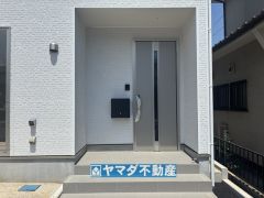 玄関横にはポストが設置されているので雨に濡れずに安心ですね。