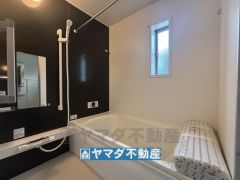 浴槽にはベンチスペースがあるので半身浴やお子様も座ることができ安心快適です