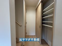 1階廊下には便利な収納があります