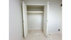 枕棚、パイプを設置しました。収納の折れ戸も交換しました。
