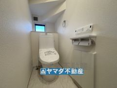 収納棚完備のトイレ