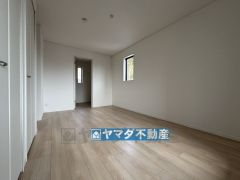 2階洋室8帖のお部屋には2帖のテレワークルームがあります。