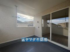 屋根もある広々としたバルコニー