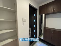 シューズクロークのある玄関