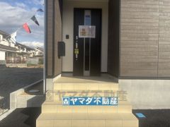 玄関横にはポストが設置されているので雨に濡れずに安心ですね。