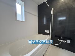 浴槽にはベンチスペースがあるので半身浴やお子様も座ることができ安心快適です