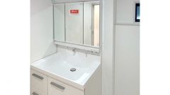 1.2階に三面鏡タイプの洗面台