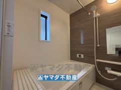 浴槽にはベンチスペースがあるので半身浴やお子様も座ることができ安心快適です