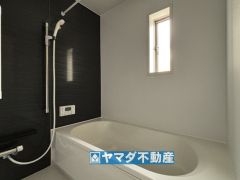 浴槽にはベンチスペースがあるので半身浴やお子様も座ることができ安心快適です