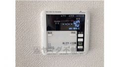 風呂の温度調節も簡単、リビングリモコンで手軽に操作できます。