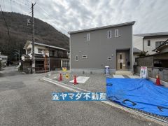 前面道路が広いので駐車が苦手な方で駐車できますね。