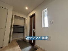 シューズボックスの他に収納棚完備