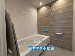 浴槽にはベンチスペースがあるので半身浴やお子様も座ることができ安心快適です