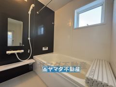 浴槽にはベンチスペースがあるので半身浴やお子様も座ることができ安心快適です