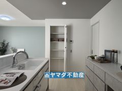 キッチン横には収納スペース